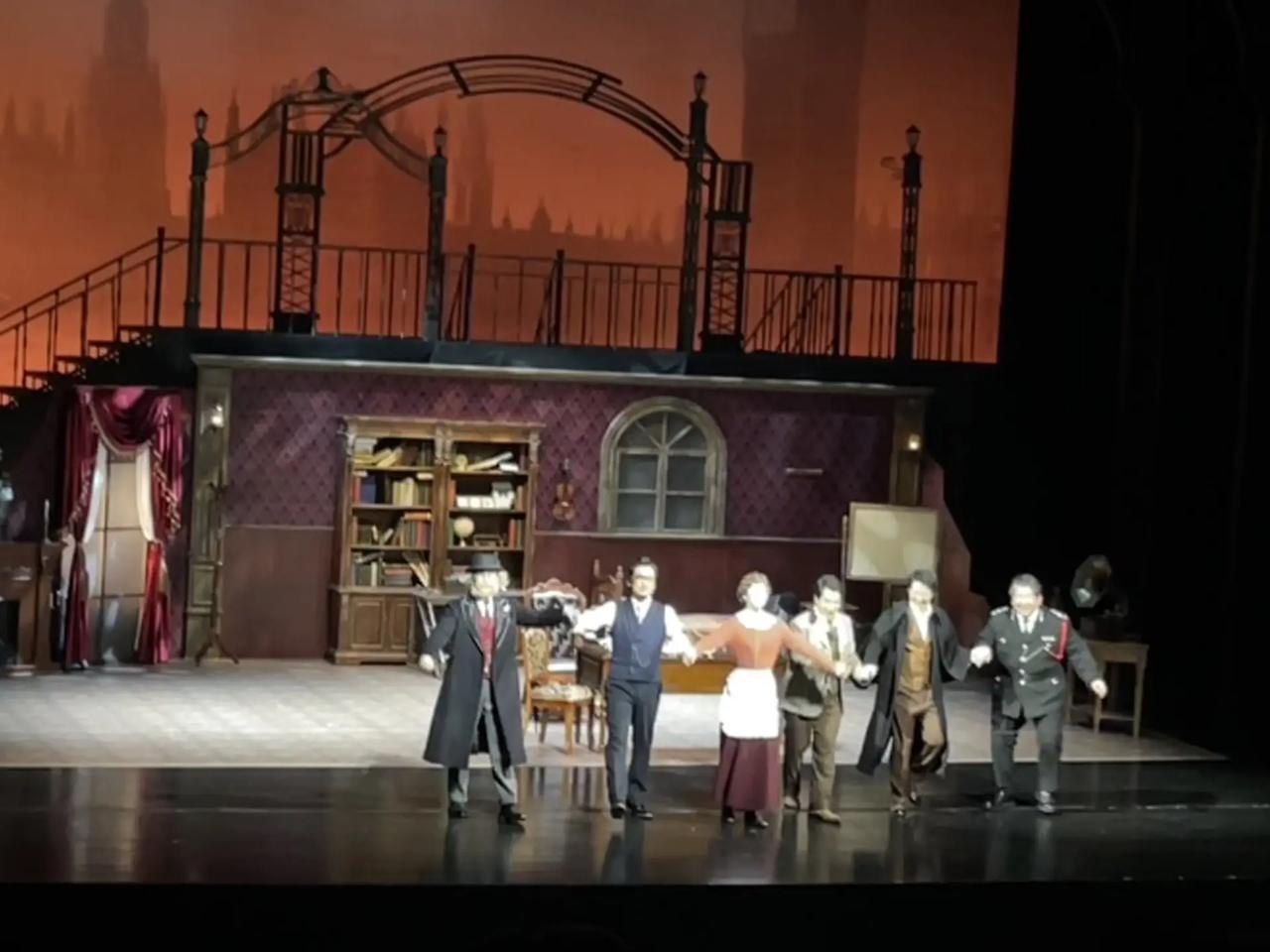 看《嫌疑人福尔摩斯》 国家大剧院出品的这个悬疑话剧，挺好看的。几个演员演的都很有