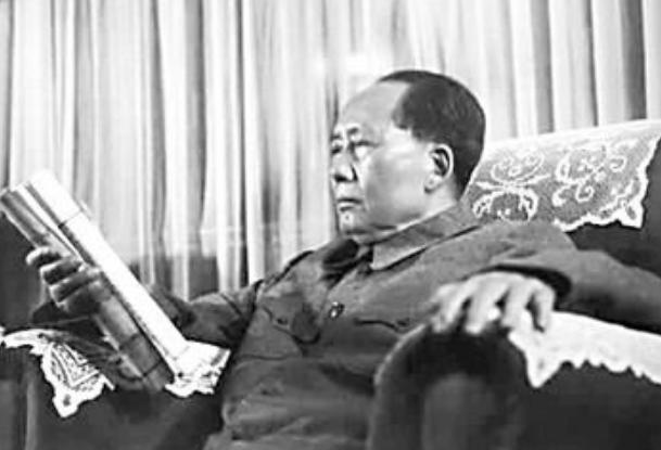 1965年5月中旬，长沙已是闷热天气。凌晨四点，桂花香刚漫入湘江两岸，一架银灰色