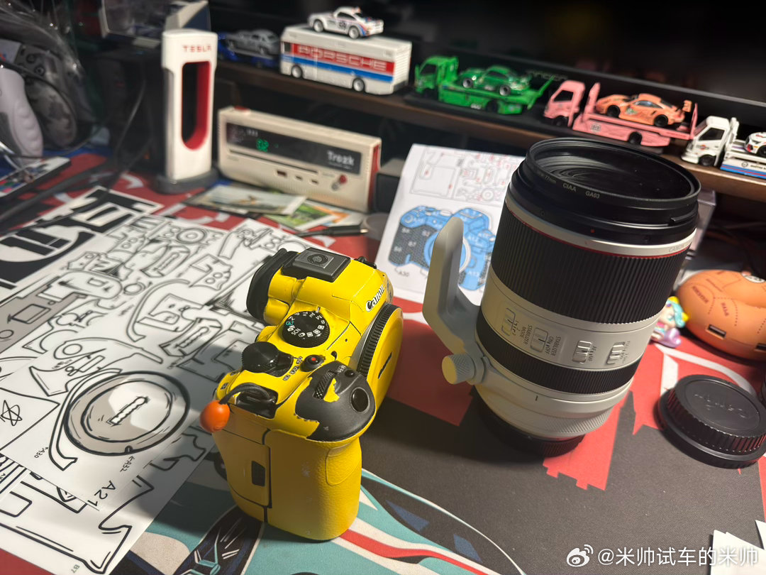 做点“小手工”，给相机换个皮肤，为了呼应大三元70-200的白色，换个白色涂鸦风