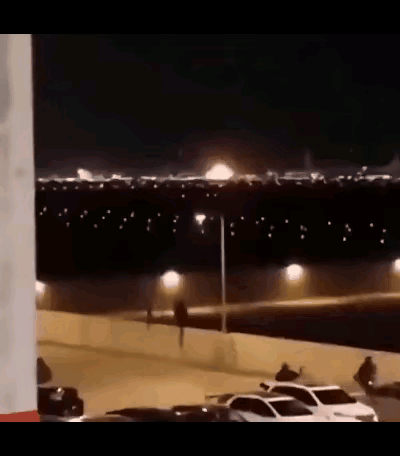 伊朗炸的不只是机场，更是美国在中东的底牌！当地时间3月19日凌晨，特拉维夫上空响