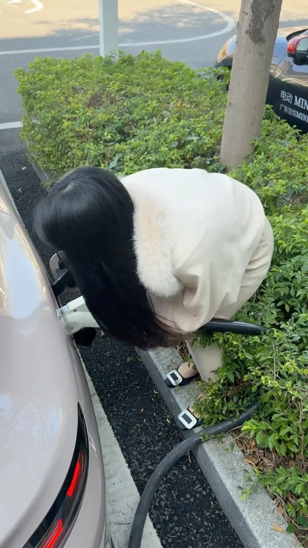 充电枪这么难拔吗 
