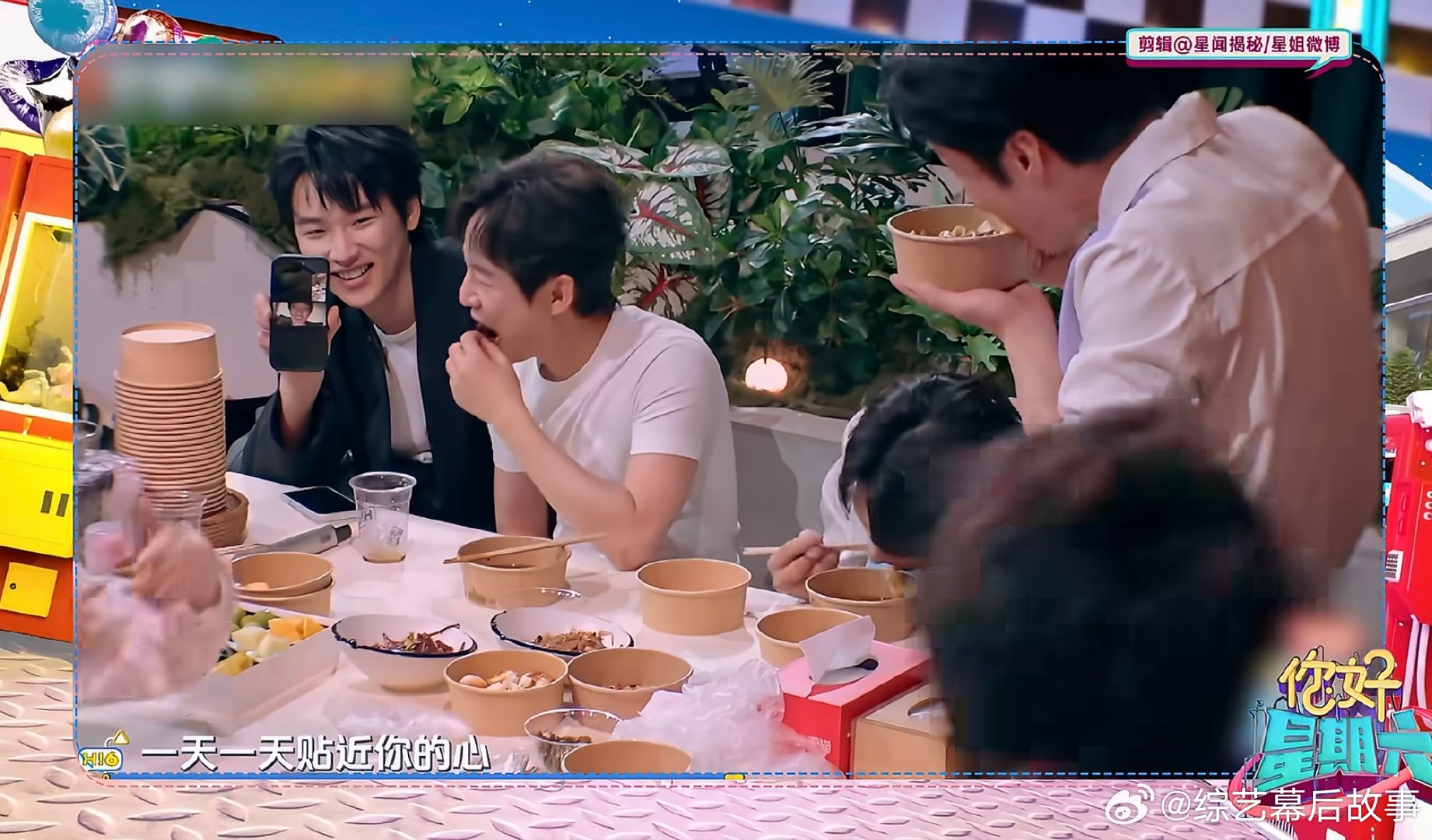 丁程鑫贴脸李小冉唱心愿便利贴 你好星期六 当着众位姐姐的面放声歌唱，少年气场大方