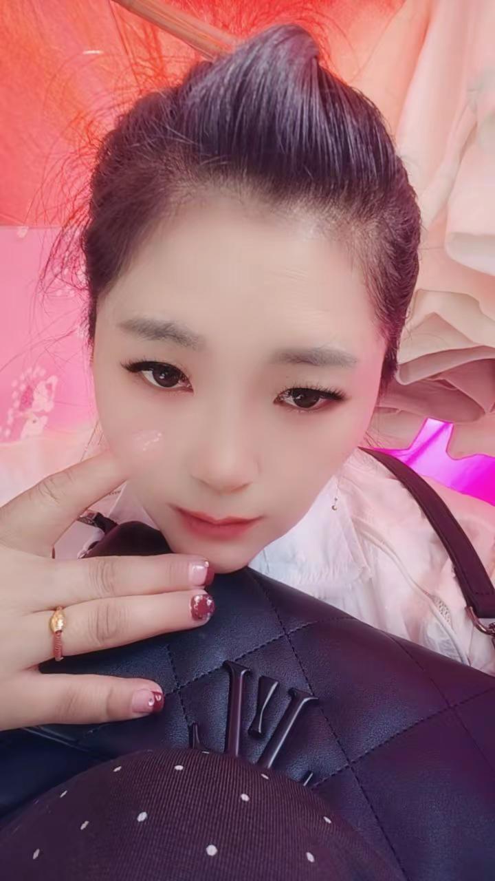 服装做久了，每天都有哄不完的女人，有时候都忘记了自己也是个女人。感觉像渣男一样，