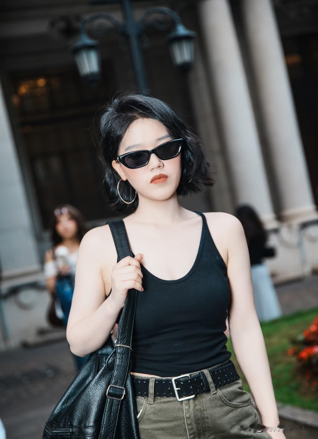 点绛唇·题照
 
墨镜遮春，短鬟斜挽风前住。巷槐如雾，暗裹行尘路。
素袂轻提，不