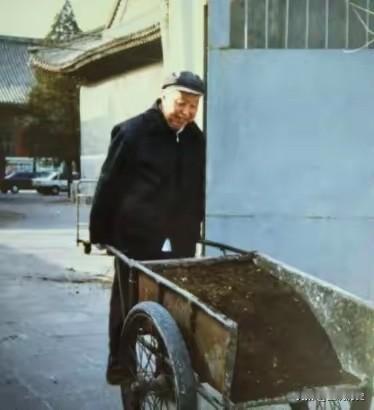 你知道这位推着斗车的老人是谁么？

你敢相信他是一位国家的领导人么？他的一生光明