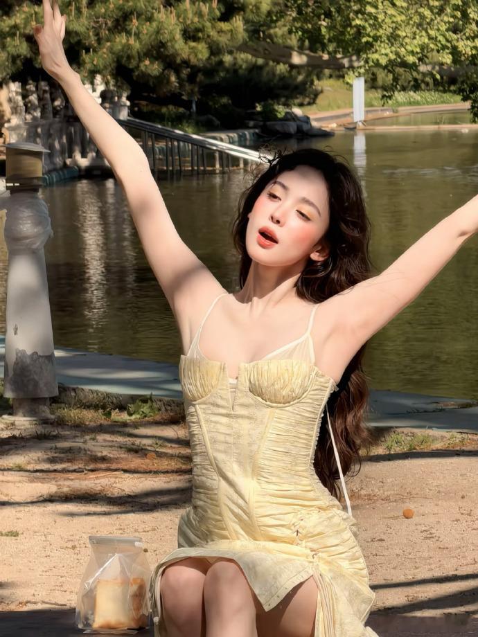 娜扎咬面包 神图 真的被这张照片里的生命力狠狠戳到了！褪去红毯上的高冷滤镜，大口