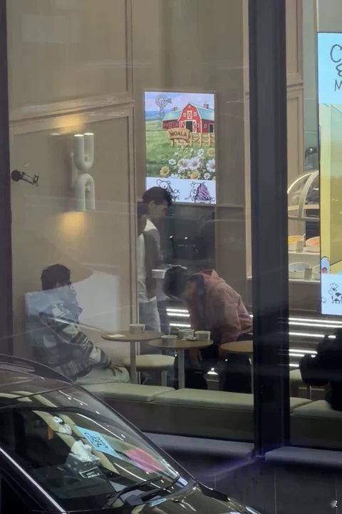 偶遇周杰伦吴尊喝酸奶网友墨尔本偶遇吴尊和周杰伦在喝酸奶！墨尔本偶遇周杰伦吴尊喝酸