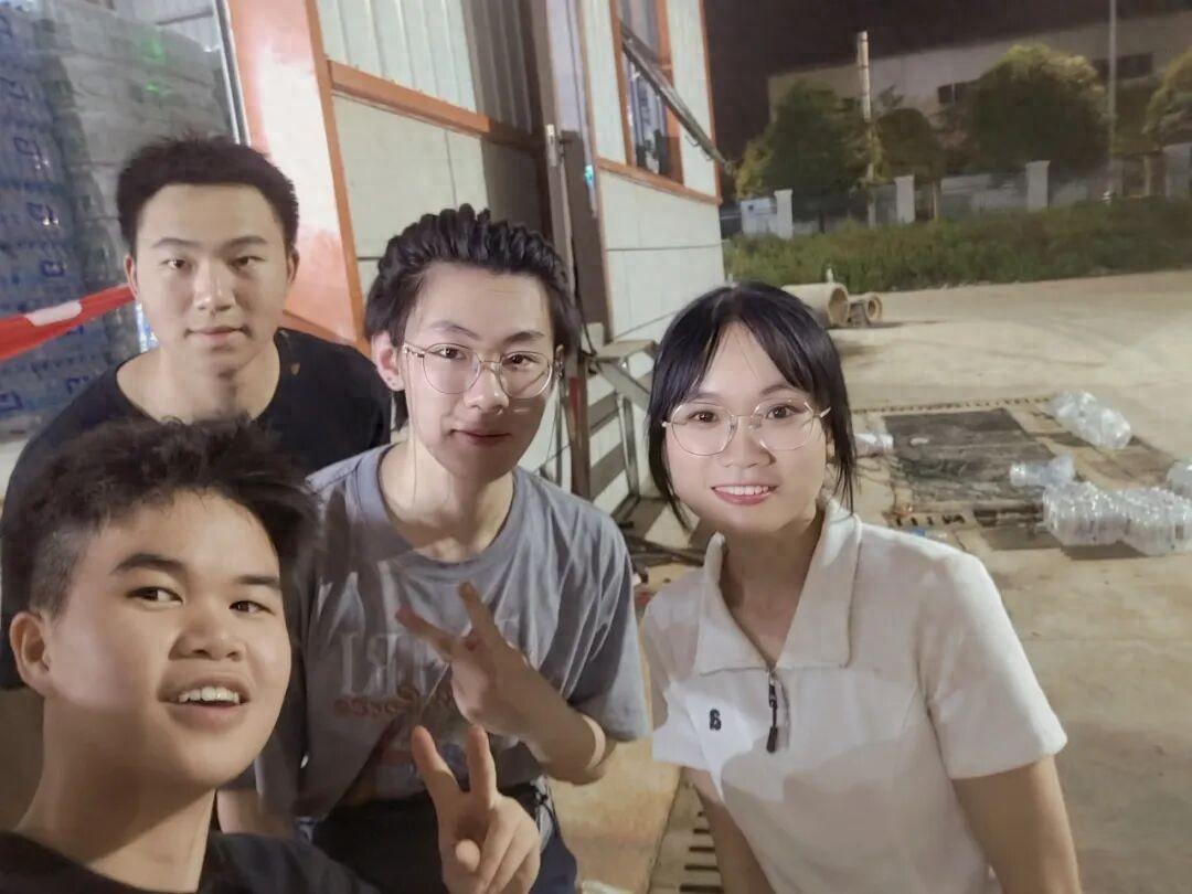 上海有两个刚考完高考的小伙，哄妈妈说要去无锡游玩，转头直接坐12个钟头高铁奔赴广