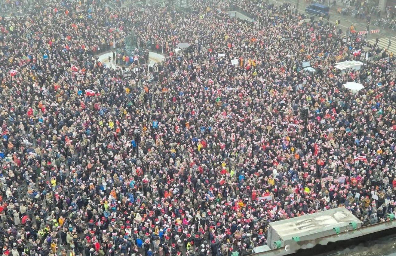 【黄金时代】丹麦民众在哥本哈根抗议川普吞并格陵兰岛的计划川普主义研究美国和欧洲当