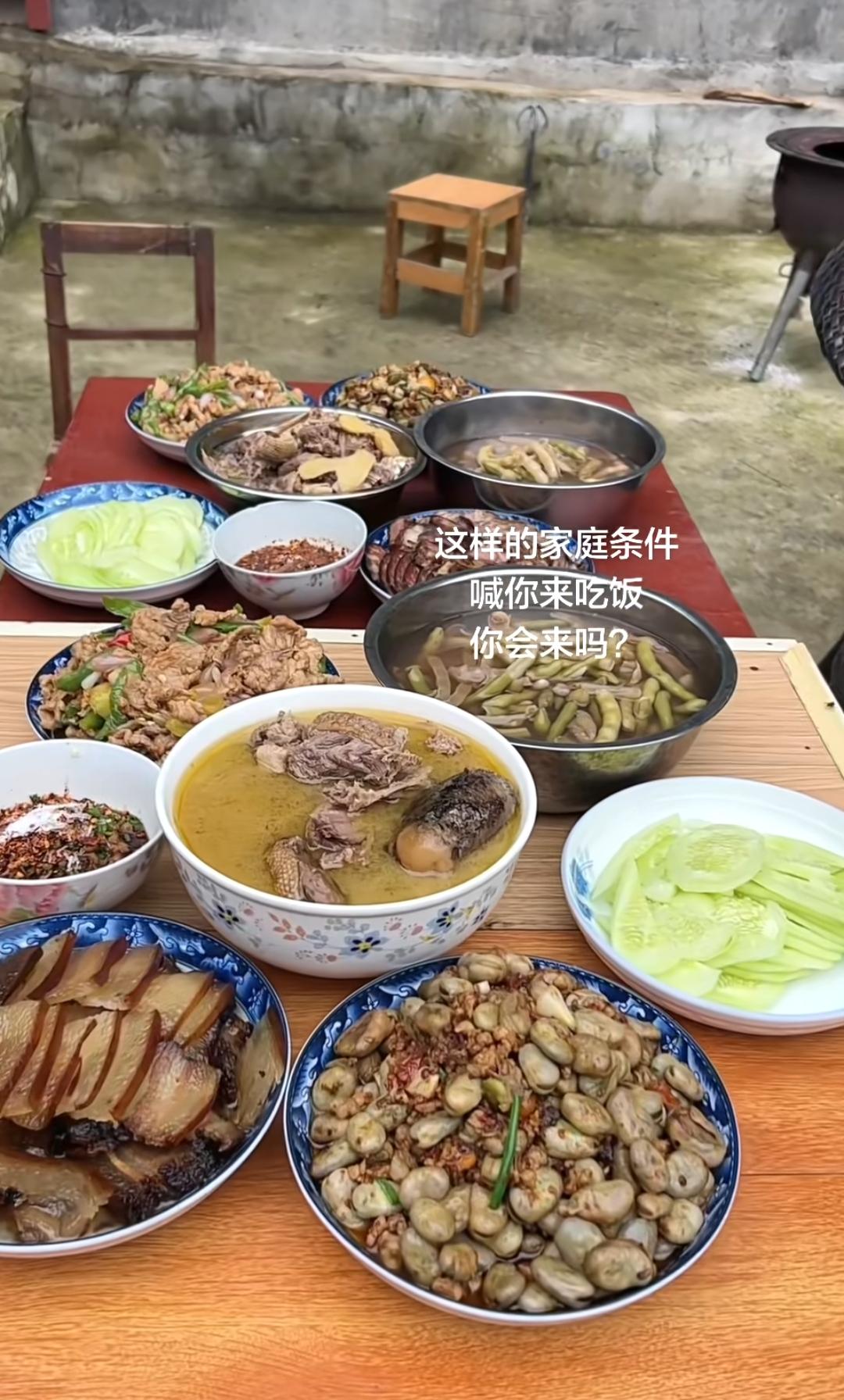 一桌丰盛的农家菜，真香啊！农村老家，没有华丽的饭桌，也没有海参，鲍鱼🐟。只有农
