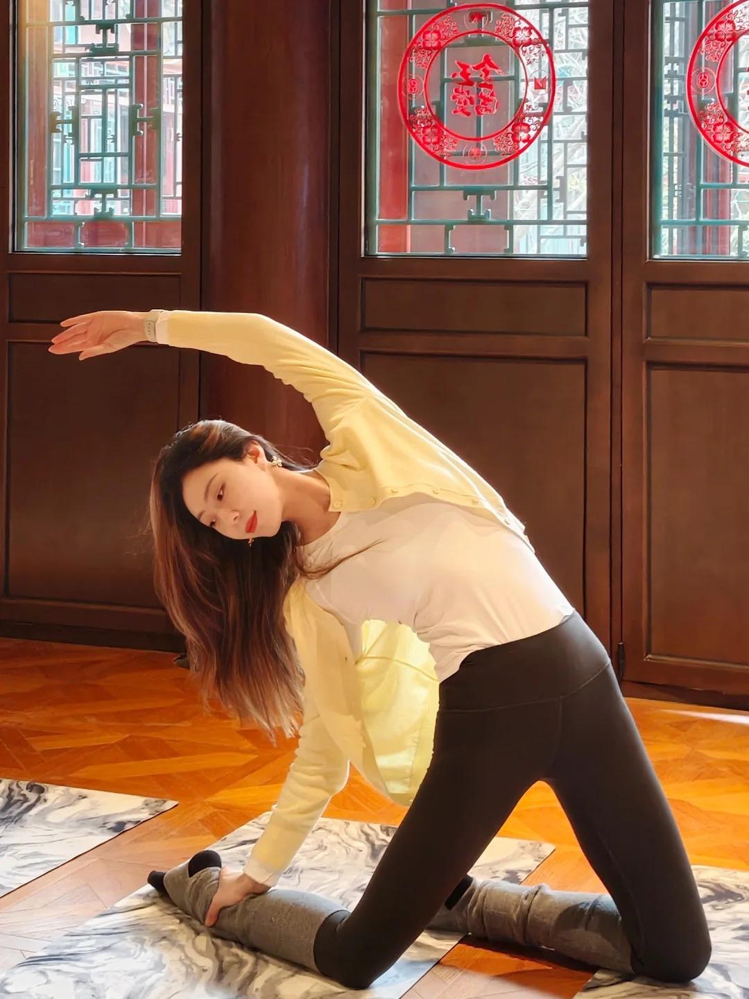 吸气时，接纳所有疲惫与不完美；呼气时，卸下所有焦虑与内耗。每一个伸展，都是与身体