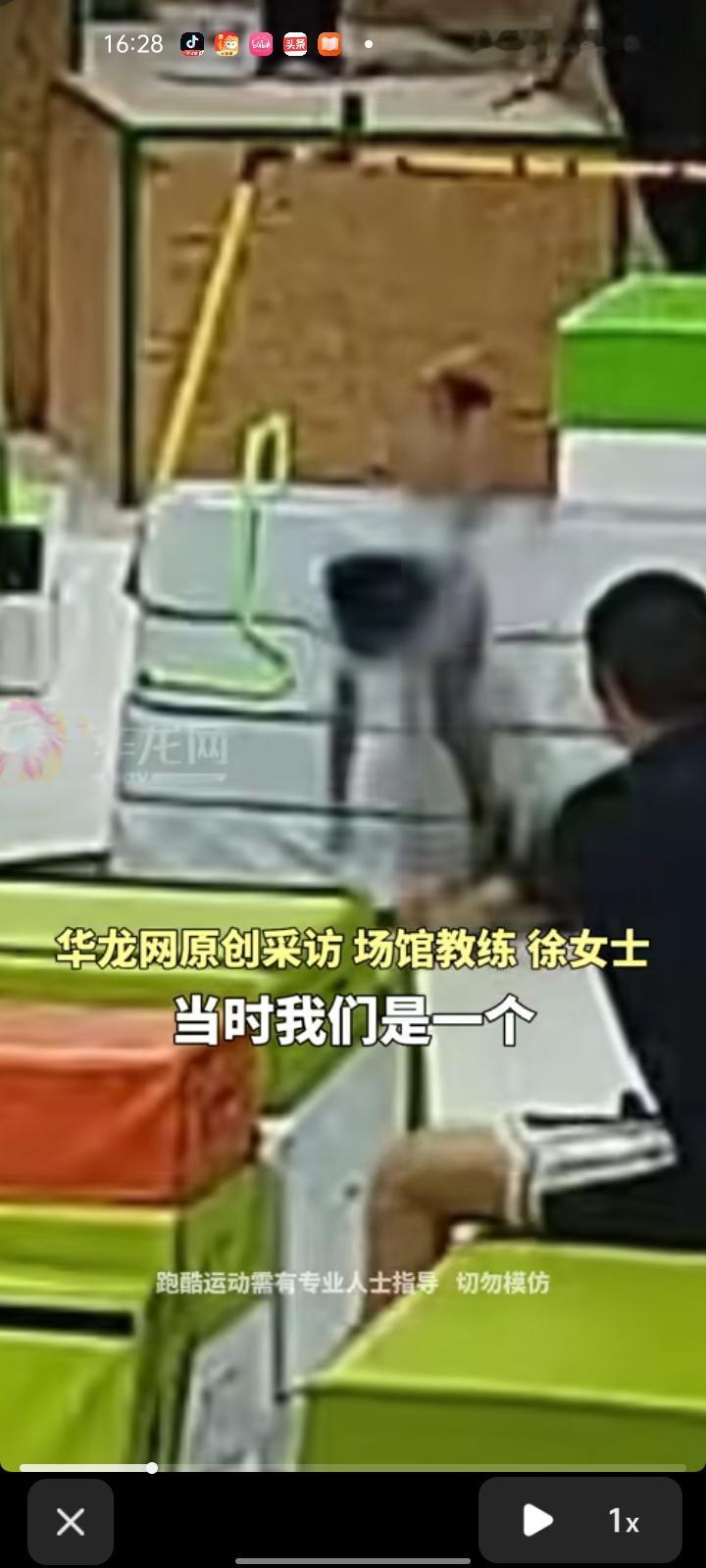 7月21日，贵州贵阳。男孩在练习障碍跑酷时不慎失误，失去重心，在即将摔倒时迅速做