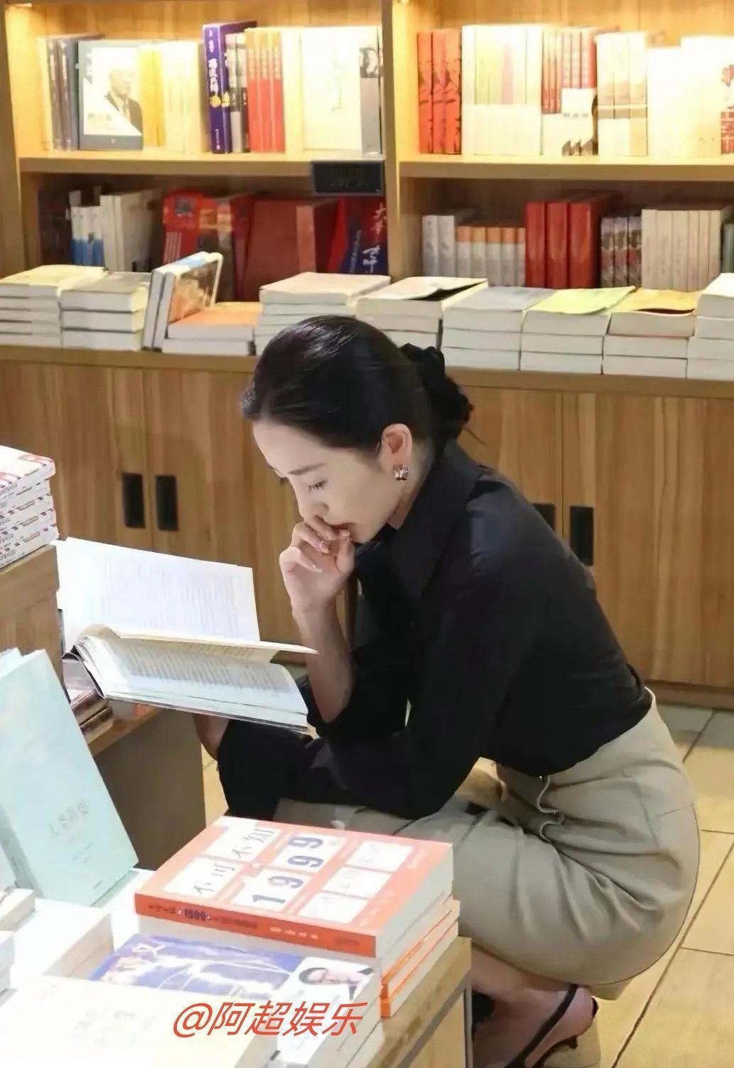 图书馆里遇到的，气质真好图书馆