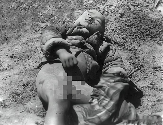 1937年12月13日，南京，一名四岁男童被日寇残忍杀害，照片中的男童下身赤裸，