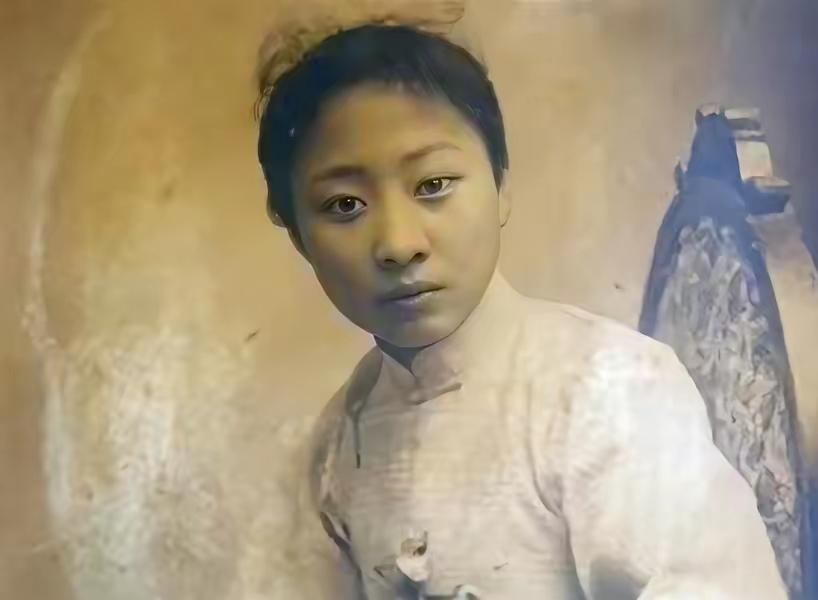 1925年，27岁露兰春伺候完57岁的黄金荣，便泛起恶心去洗手间干呕，擦完嘴巴，