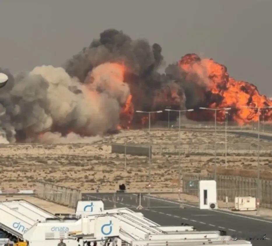 印度光辉战机在迪拜表演时，不知道出现了什么事故，突然就坠毁了，在看视频的过程中，