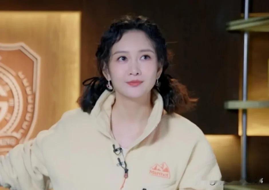 女演员王鸥产后复工，作为一名40多岁的女性，她的复工举动不仅展示了女性的勇气和毅