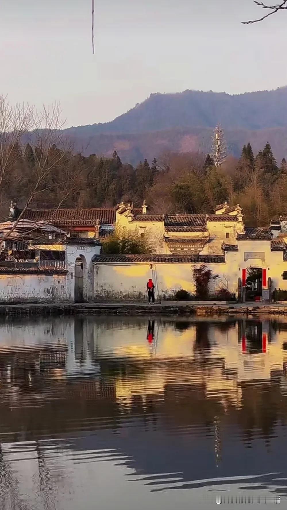 山外青山楼外楼，水边人家画中游。
这画面太美，让我想起曾去过的江南水乡。那里的青