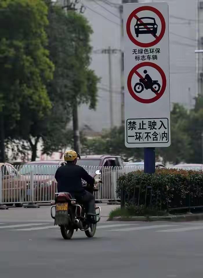 张雪机车刚在葡萄牙拿了世界冠军。中国摩托车第一次站上WSBK最高领奖台，把日欧大