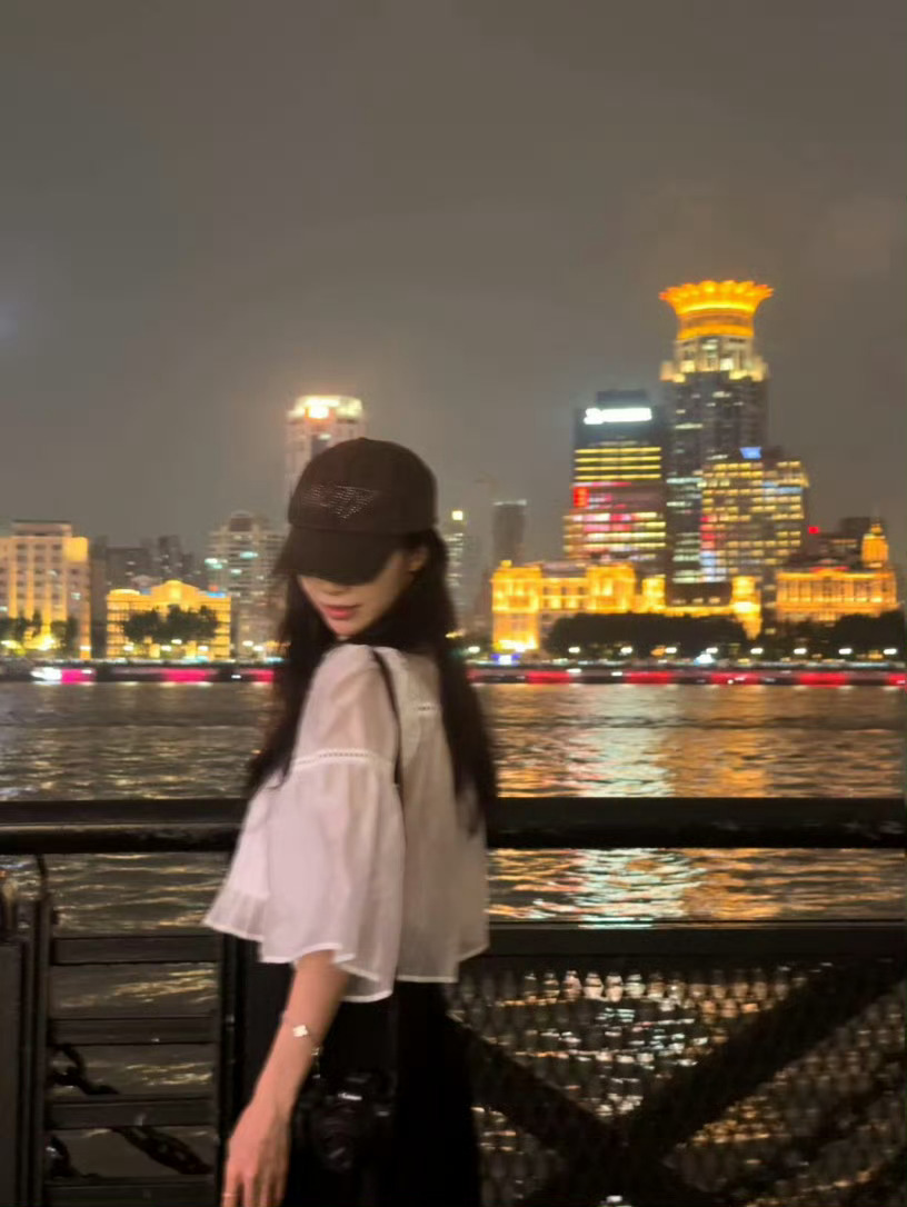 思慕社字母 后来我才知道，最沉重的告白是藏在风里的。当火车驶入隧道的轰鸣声里，我