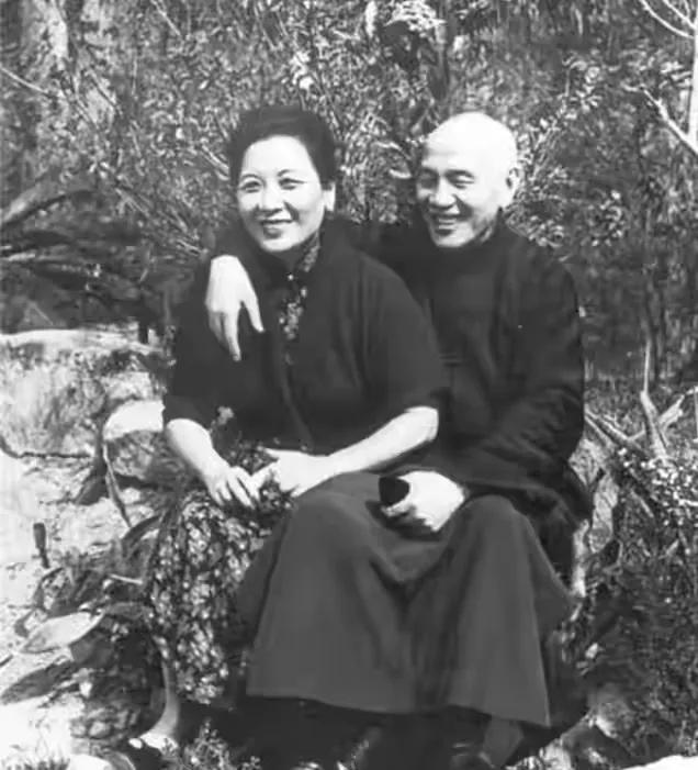 1949年，从大陆转移到台湾的黄金，以木桶为载体，总量为386万两。李敖直言不讳