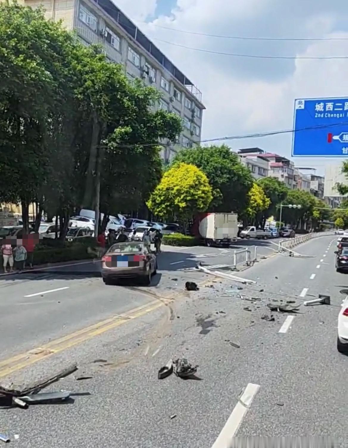 【玉林甘某路小车撞飞护栏当场报废车头】

7月25日，玉林市甘某路小轿车撞飞道路