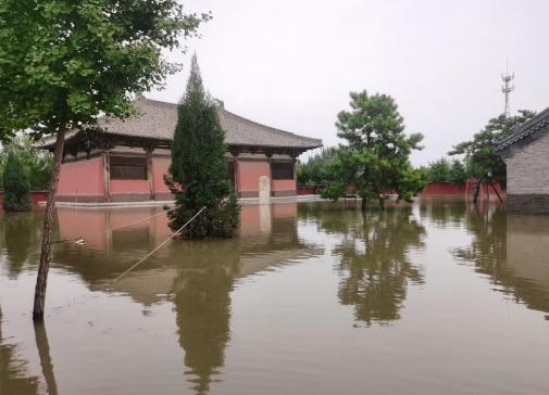 
开善寺，俗称“大寺”“大佛寺”，寺内的大雄宝殿保留有明显的辽代建筑风格，是现存