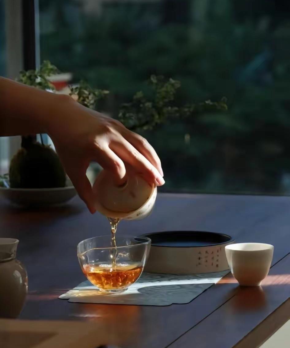 茶叶如何搭配才好喝：

1.绿茶——放茉莉
2.红茶——放柠檬
3.龙井——放金