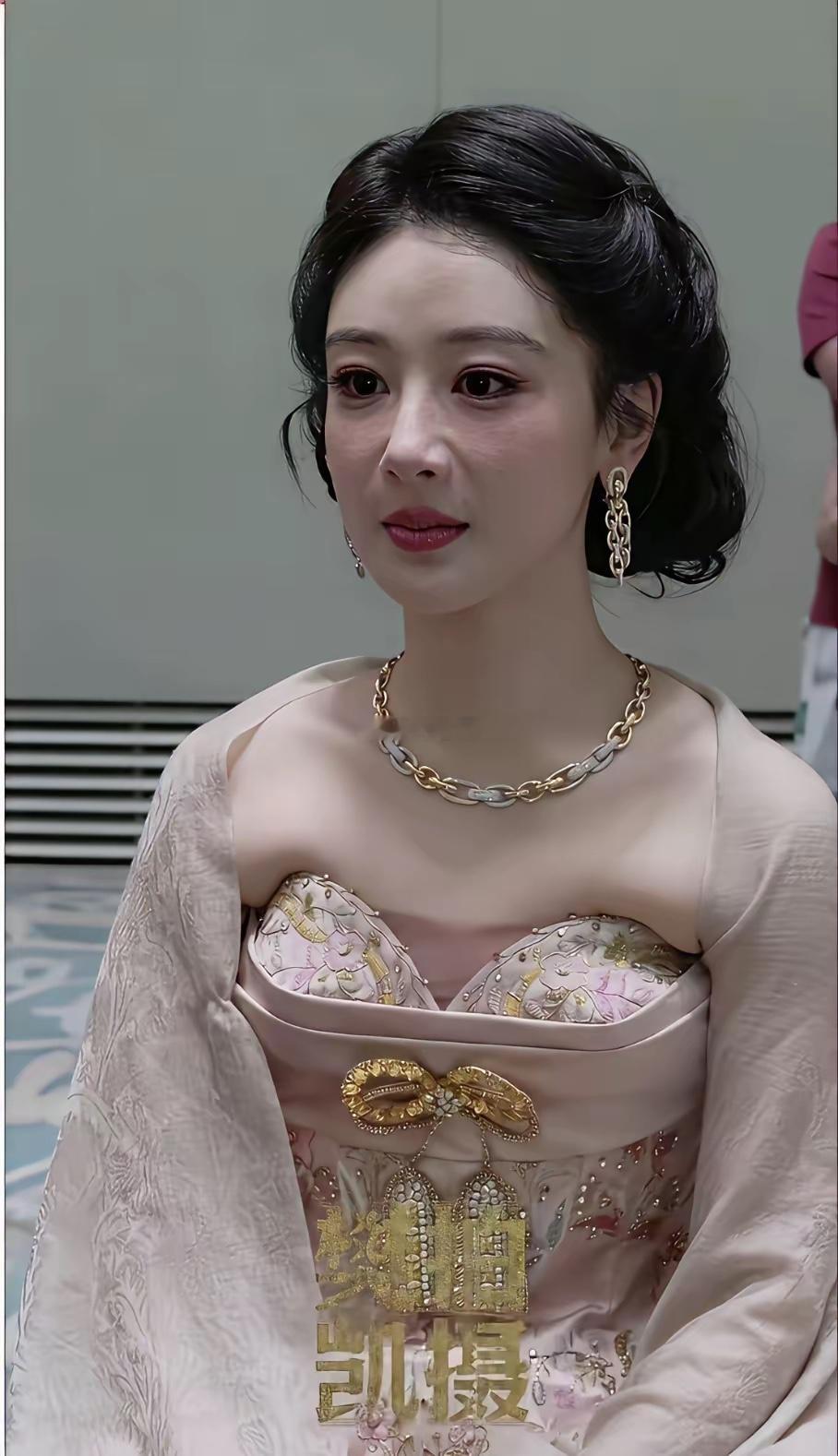 这裙子看着也太不舒服了，杨紫还是少吃点吧 
