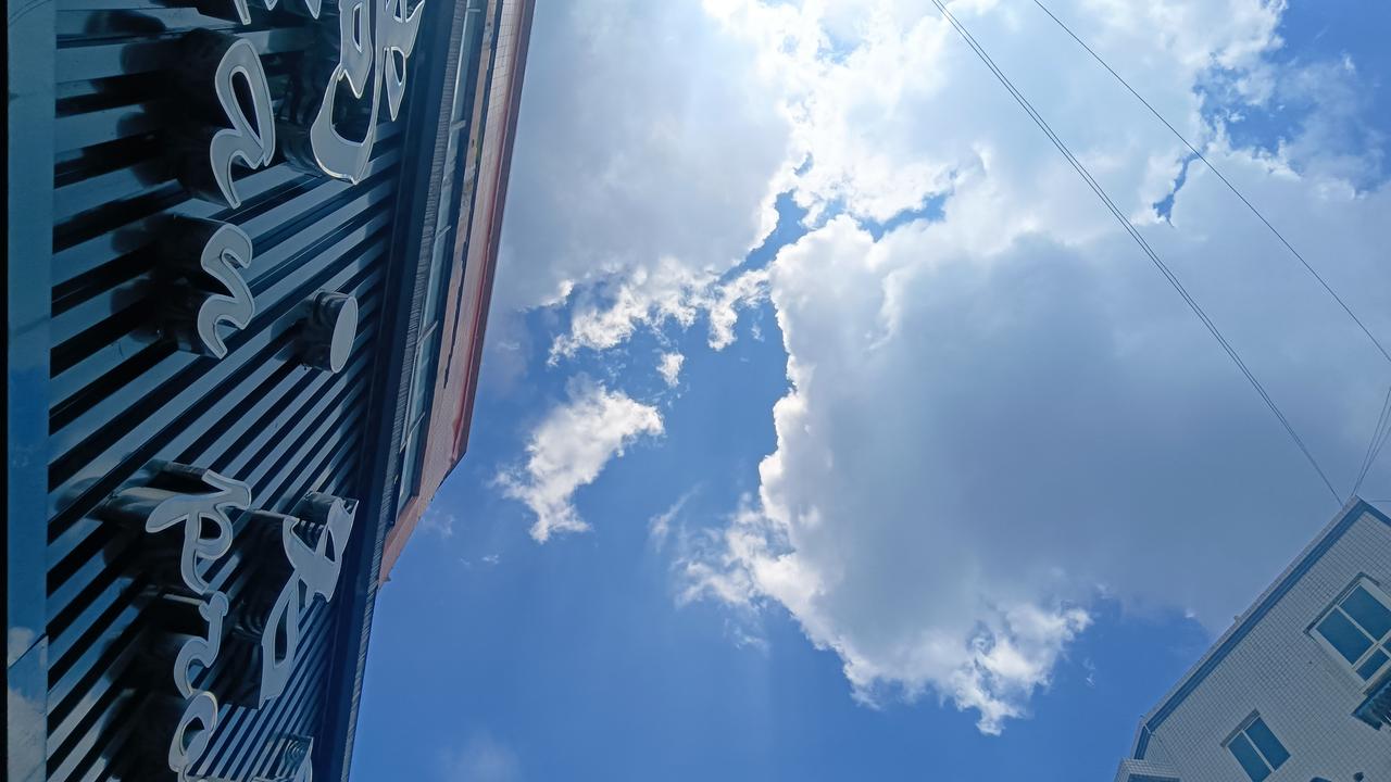 蜀犬吠日。在四川，真的是好难看到太阳。[呲牙]昨晚还是一夜大雨，今天忽然出了大太