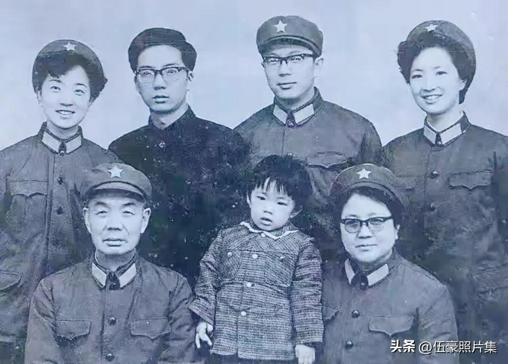 七十年代，兰州军区司令员张达志将军（前排左一）与夫人严波（前排右一）和子女及孙女