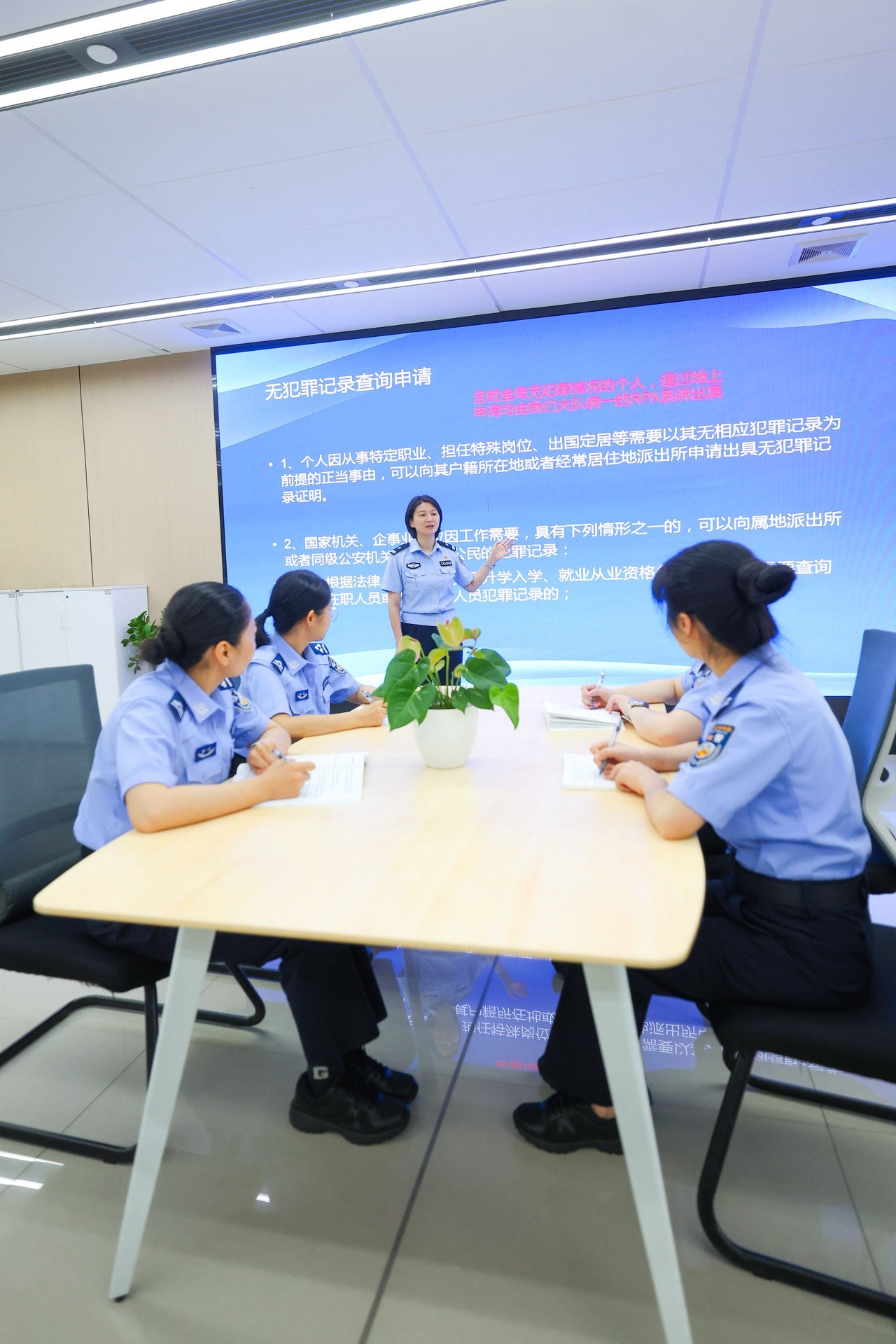 离乡20年的她点赞浙江速度 离开家乡二十余年的萧山周女士，因工作调动回到杭州，儿