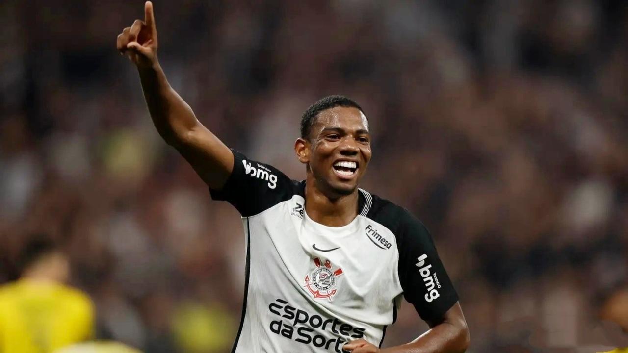 米兰已决定退出对科林蒂安19岁中场新星安德烈的争夺战。
科林蒂安以本菲卡和马竞也