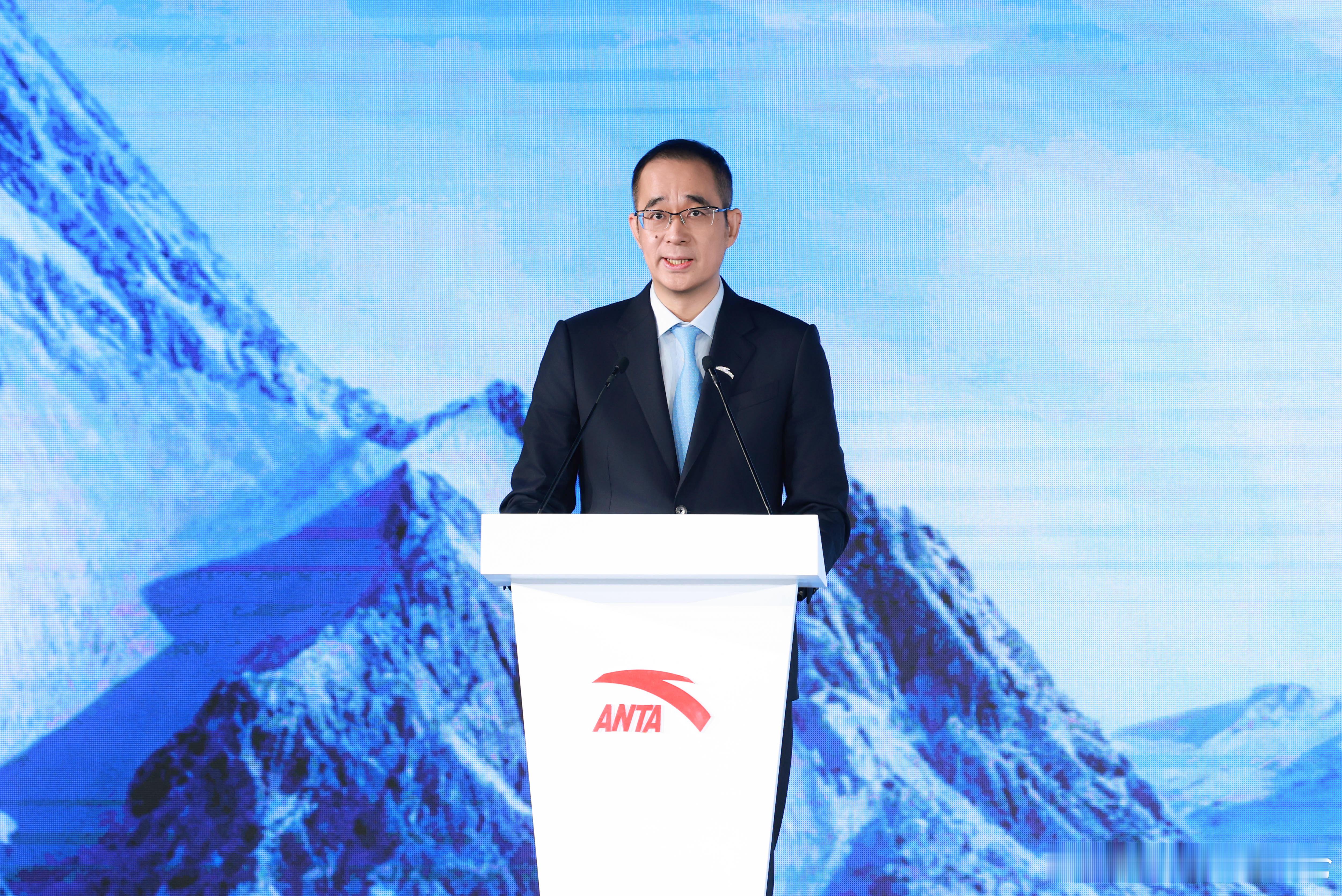 冰雪激昂，科技领航！北京首都体育馆，安踏发布2026中国冬季项目十支国家队比赛装