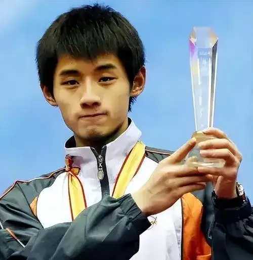 围绕张继科的舆论争议仍在持续发酵。尽管法院已判决网传500万借款合同系伪造，造谣
