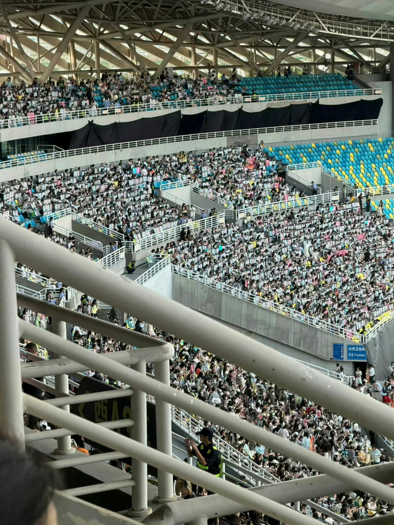 这局灯牌大战 橹穆完胜橹穆内场蓝粉海