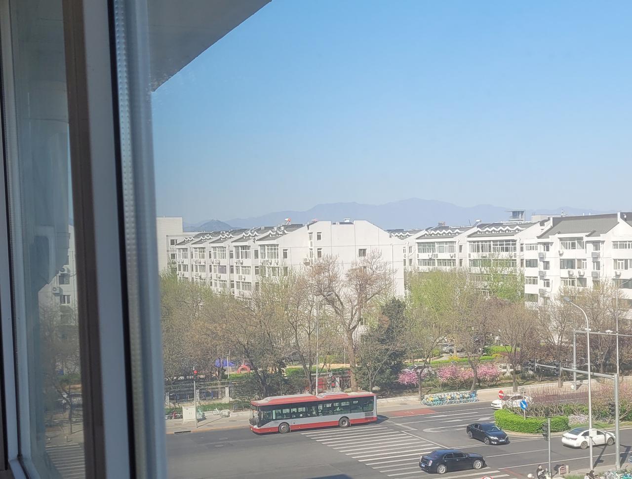 北京今天4月4日，第3个霾天。良80，远城远山可见，但呈灰，略模糊。

刚过去的