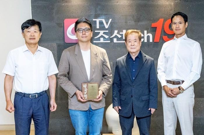【TV朝鲜向漫画家许英万颁发感谢牌匾】许英万的儿子、许英万有限公司CEO许锡均代