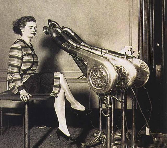 上个世纪20年代的吹风机，看起来非常的夸张… 