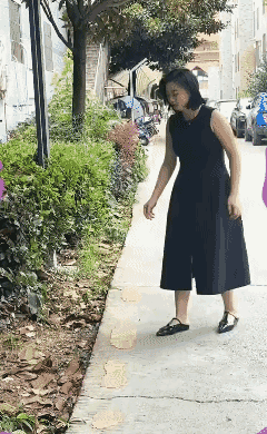 开始佩服她的勇气…
最终折服她的演技…
唉…不服不行啊[赞]