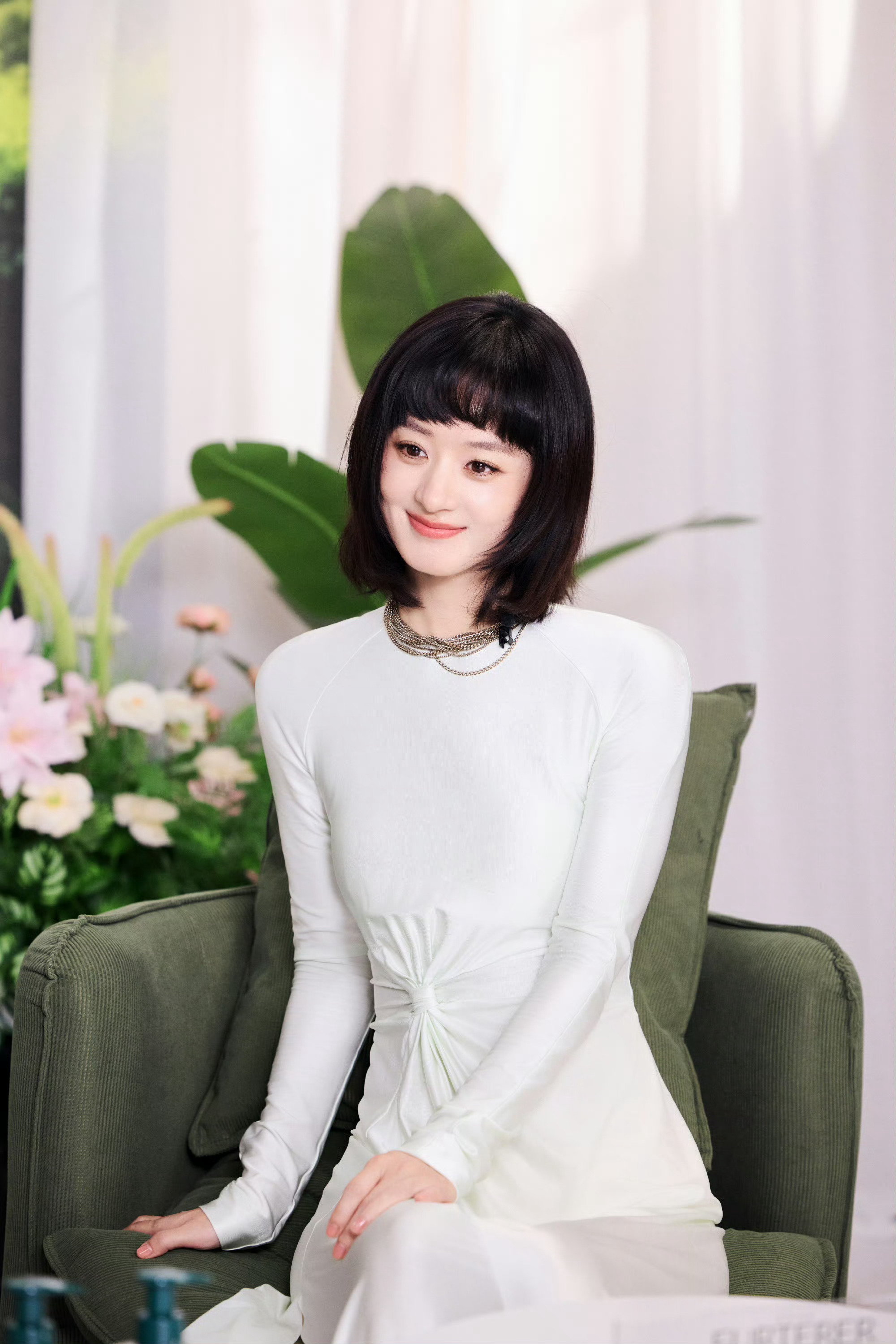 赵丽颖短发白裙三宫格赵丽颖笑意盈盈晴朗温柔 赵丽颖短发白裙三宫格，笑意盈盈晴朗温