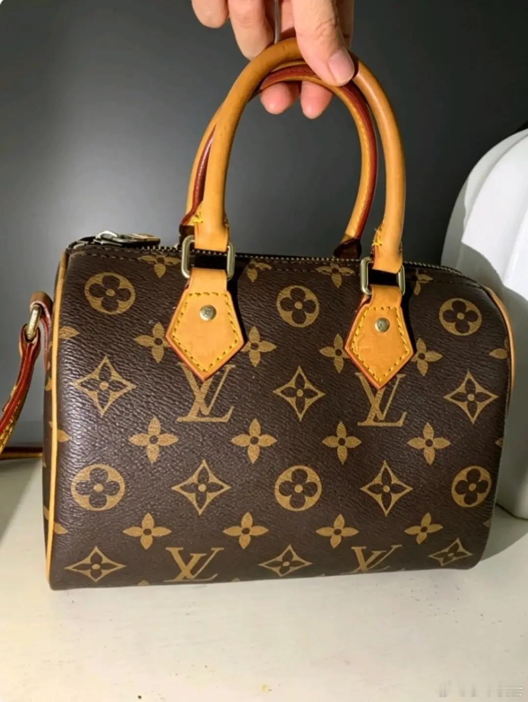 我是不太明白，LV有那么高大上吗，尤其是这种LV包包，这种图案和颜色的搭配，如此