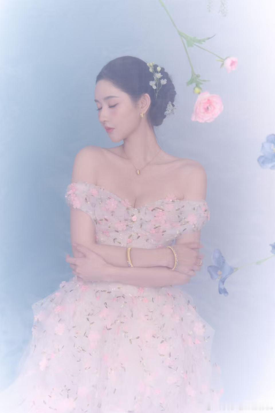 王玉雯一字肩花朵长裙王玉雯苏州活动状态 有人说她这套造型像参加婚礼的伴娘，温柔又
