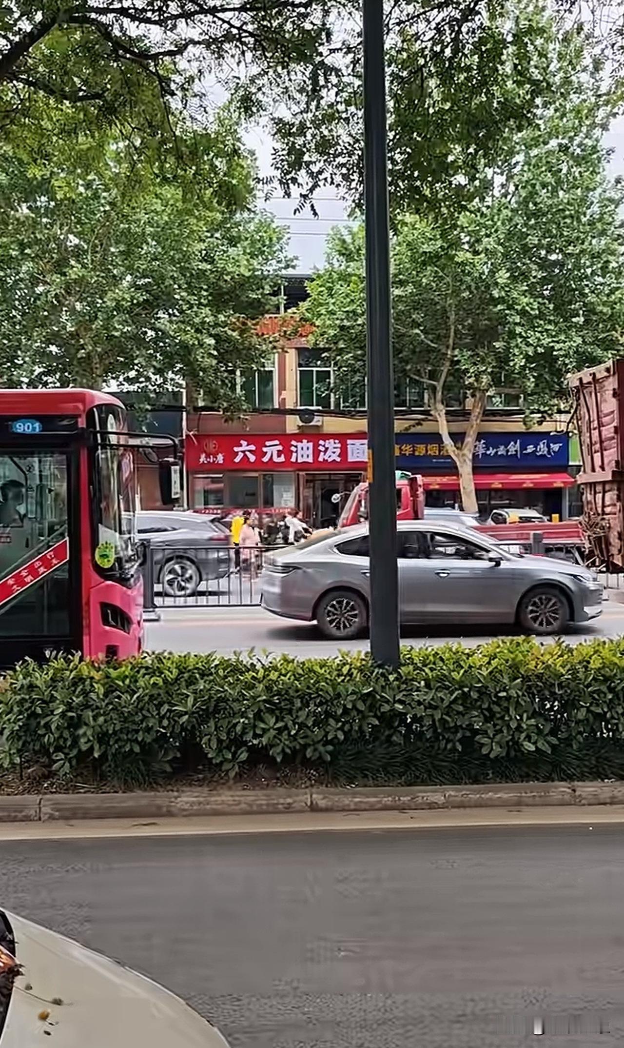 西安面食都卷到这程度了吗？隔一条街一家卖六块，一家卖五块，分量还不小，味道也不差