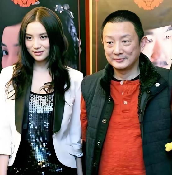 2007年，50岁的导演张黎爱上了27岁的宋佳，当时的张黎已经结了5次婚，为了娶