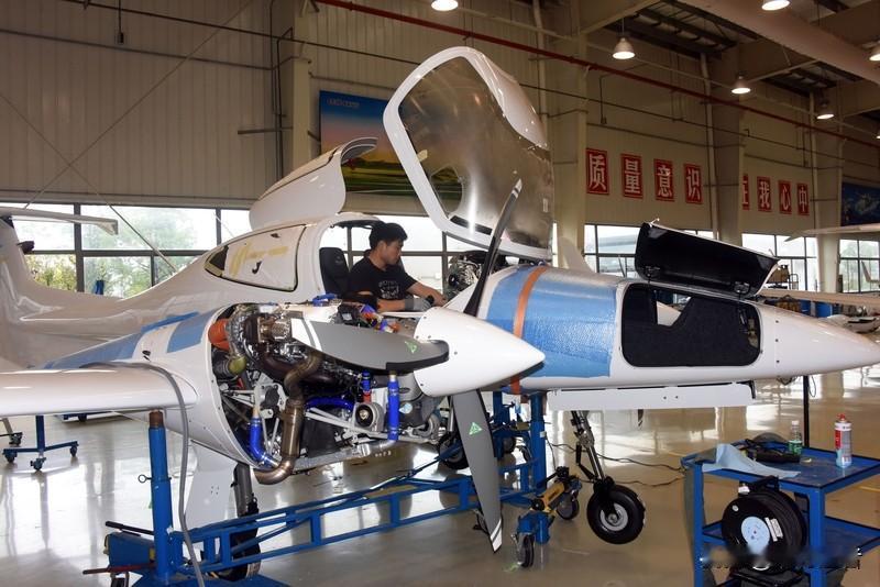 面条作坊里竟飞出钢铁雄鹰？这看似荒诞的跨界背后，藏着中国制造的魔幻现实。

曾几