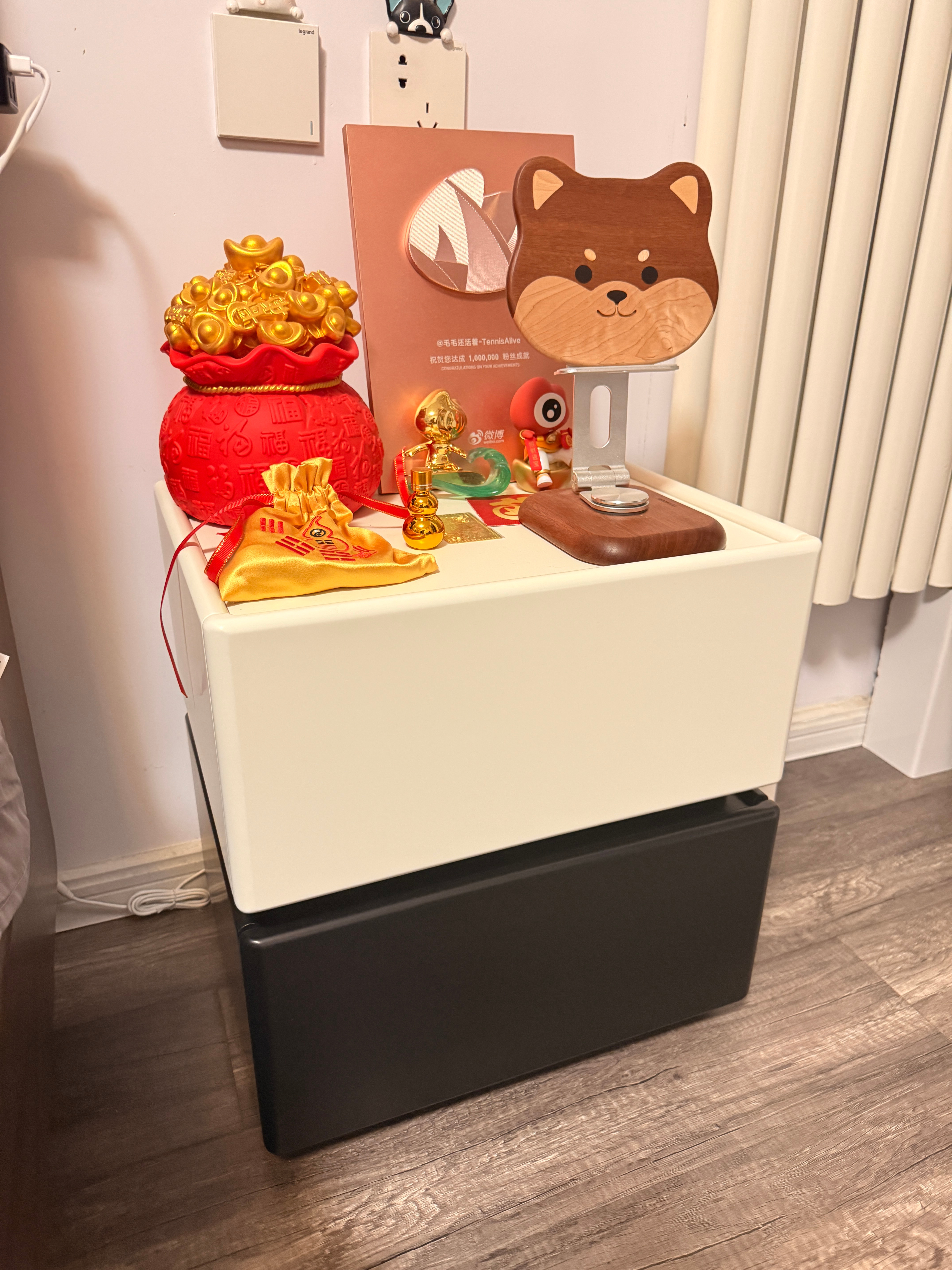 快八点我回笼觉睡醒了，今天想着不想去健身了。然后想着一会儿躲在被窝里看小说。看一