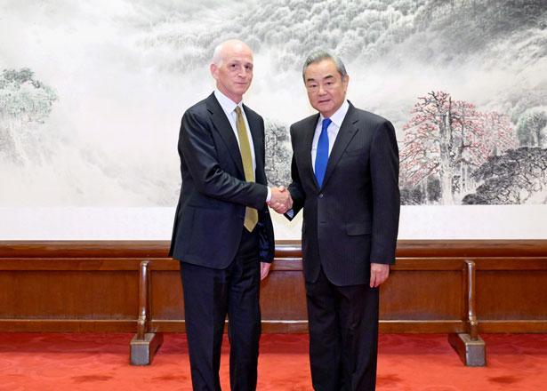 很多人疑惑我国综合国力稳居世界前列，为何没有绑定式铁杆盟友？回望过往与越南、阿尔
