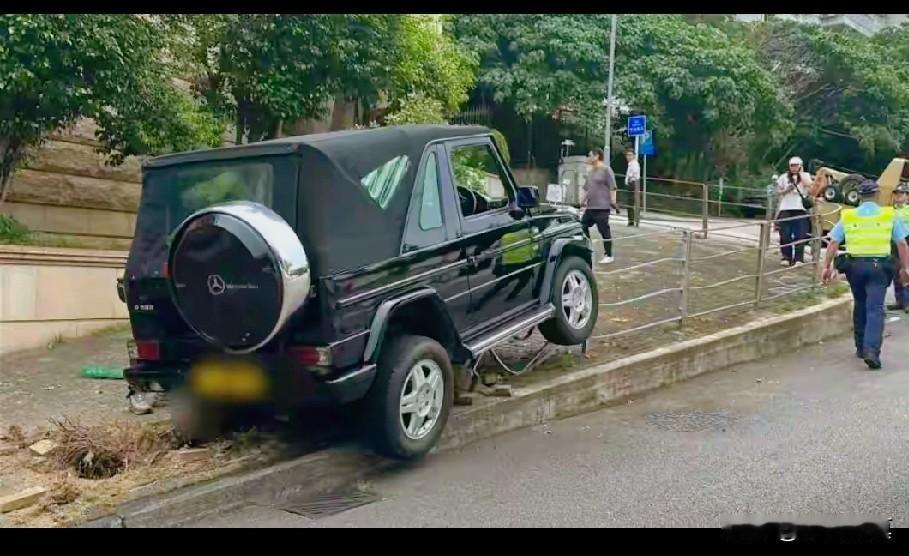 出大事了：著名导演陈可辛出重大车祸，越野车当场前脸报废
 
11月11日正午12