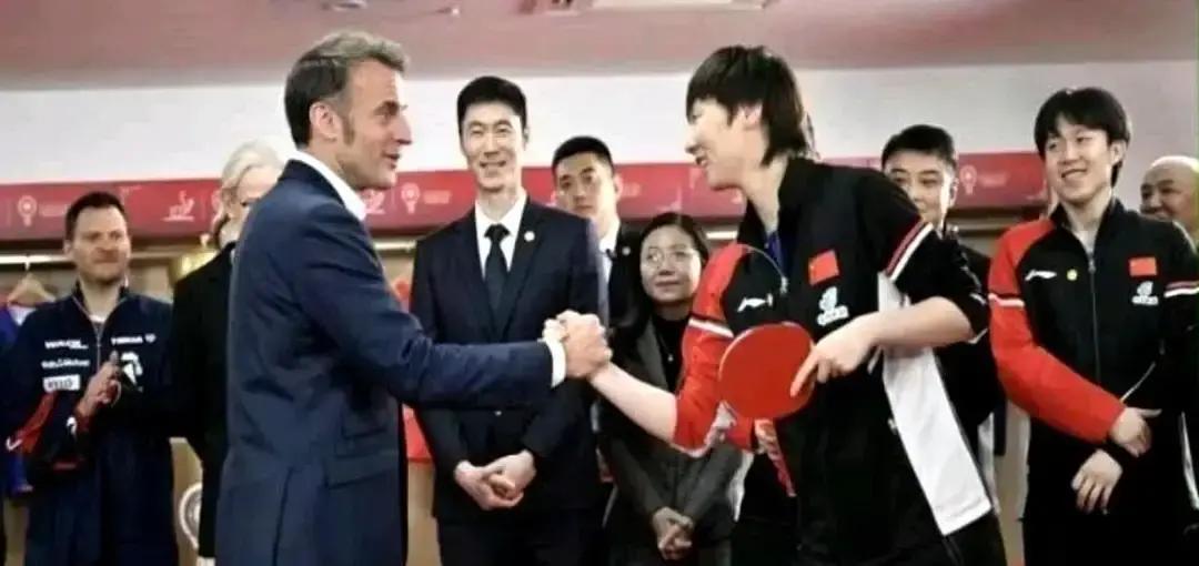 王曼昱伸手的瞬间，马克龙悄悄调整了站姿。
 
这可不是训练好的礼仪姿势。
 
你